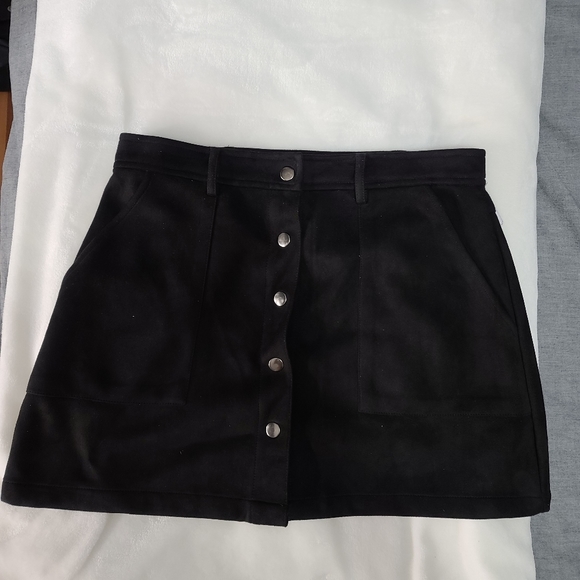 2/25$ 🛍 Black Velvet F21 Skirt - Picture 1 of 4